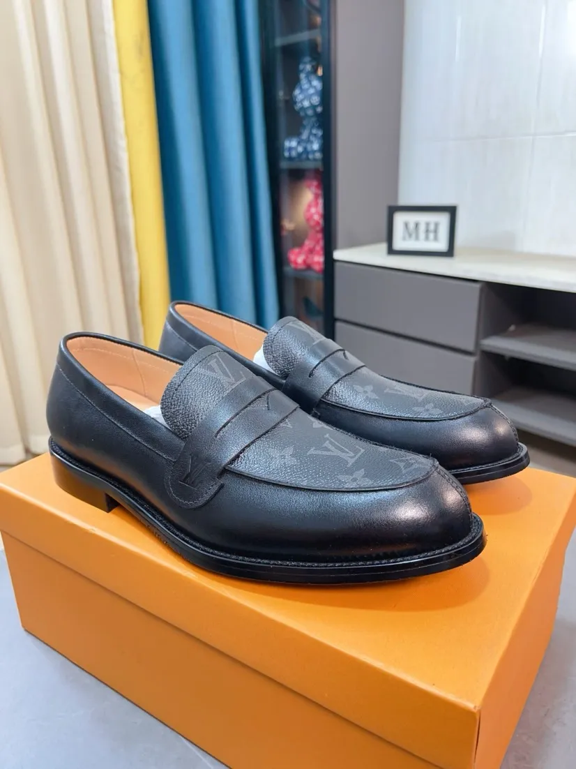 Men's Men's Shoes 💰500🌸🌸【LV】Louis Vuitton's new open-edge pigskin shoes are the most popular classic. Synchronized with the official website, the upper adopts Italian imported upper embossing➕comfortable cowhide lining, fashionable atmosphere, unique brand and unique craftsmanship. Highlighting the hot style of the new year. Stop hesitating, stop wandering, get it now. Code number: 38--44